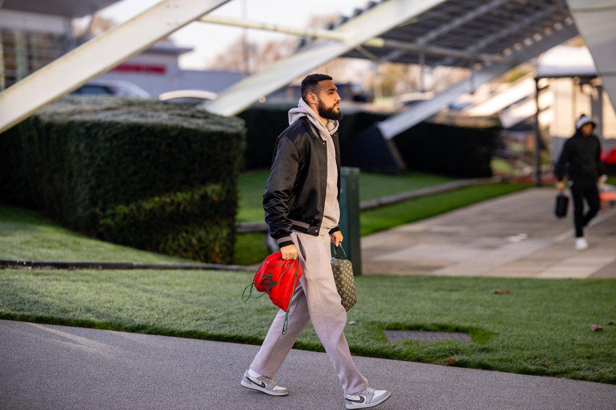 ManUtd's tweet image. Welcome back, Reds 👋