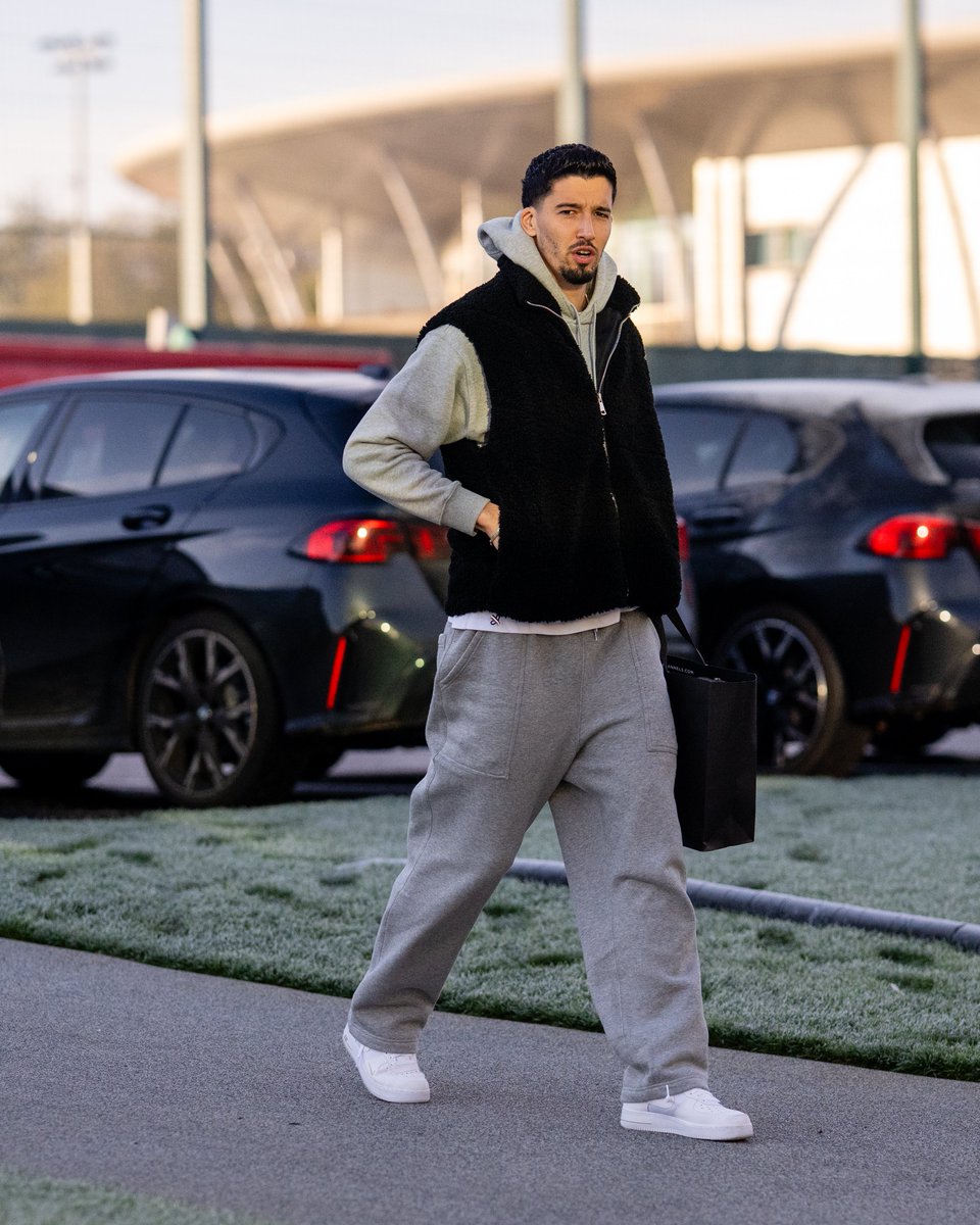 ManUtd's tweet image. Welcome back, Reds 👋