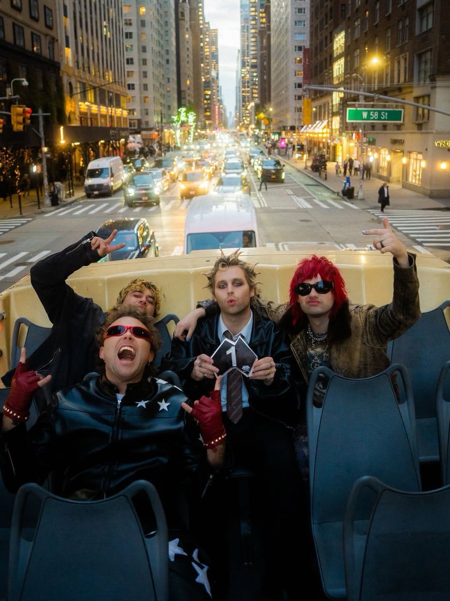 5SOSUpdES's tweet image. ◜📢◞ #INFOSOS — La cuenta de @umusicAU en Instagram compartió una foto de #5SecondsofSummer con su premio por el #1 en los #ARIACharts 🥹♥️

&quot;La obsesión (oficial) #1 de Australia. EVERYONE’S A STAR! debuta en el #1 en @aria_official!!! 🇦🇺⭐️&quot;.

🔗: instagram.com/p/DRTsRY1EpeT/