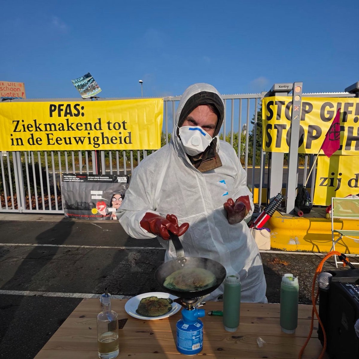 NLRebellion's tweet photo. Rebellen bakken gifpannekoeken tijdens de blokkade van de toegangspoort van Chemours, een chemisch bedrijf dat met toestemming van de gemeente en provincie de omgeving vergiftigt. https://t.co/KrsEBdazqF