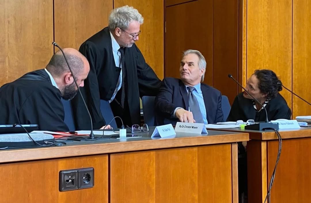🧵 Deel 1 — De zaak Reiner Fuellmich

🛑 REINER IS EEN POLITIEKE GEVANGENE.

Zijn proces wordt door velen gezien als een van de grootste gerechtelijke schandalen in Duitsland.

Volgens zijn team werd Reiner ontvoerd uit Mexico zonder geldige internationale arrestatiebevelen. De