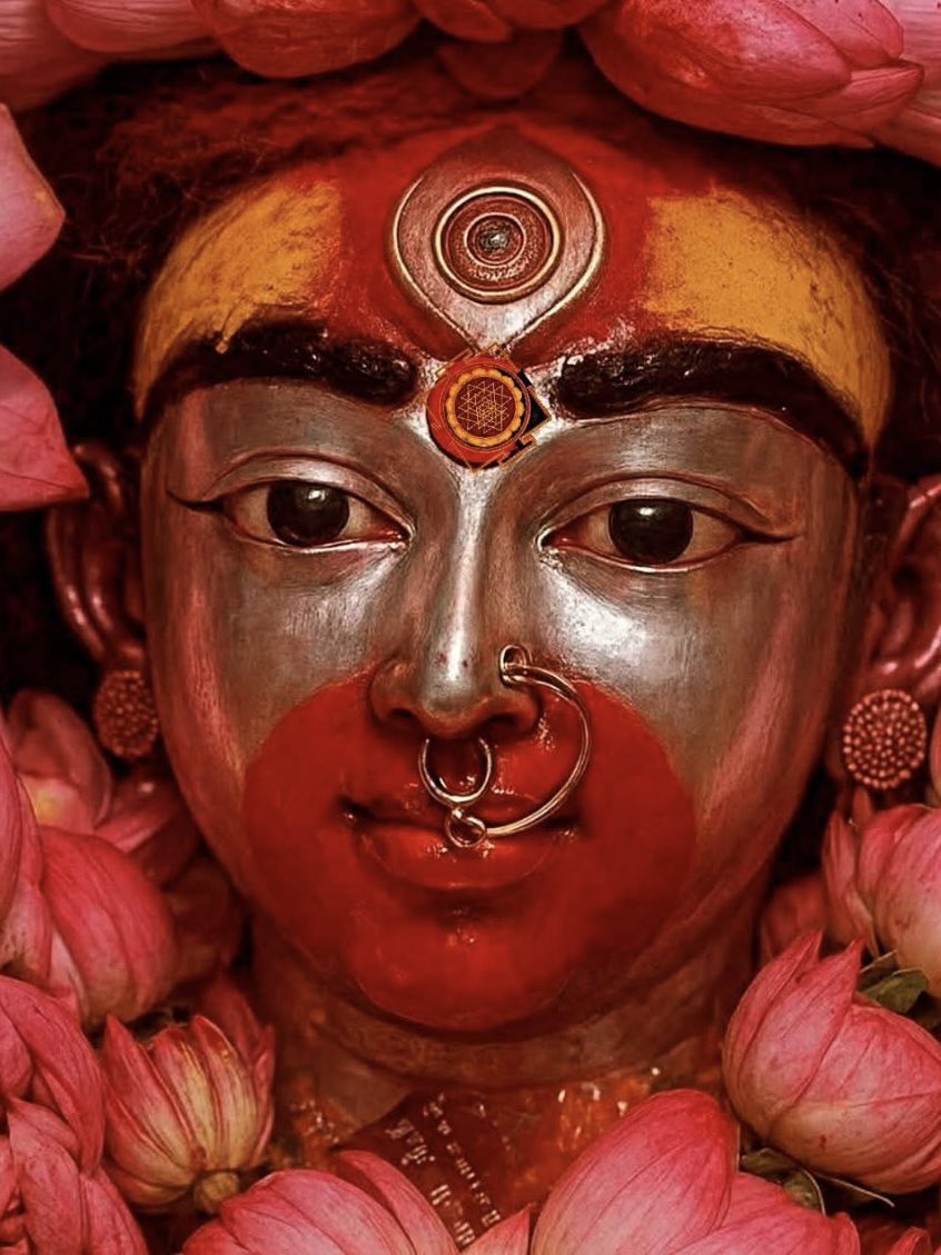 जैसे ही भक्त को माँ के दर्शन होते हैं, उसके मुख से स्वतः ‘जय माँ तारा’ निकल पड़ता है।