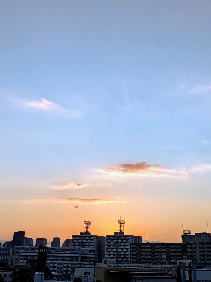 を飲んでしばらく様子みて、それもやっぱり効果なかったら痛み止め(飲み薬)を止めてジクトルテープを処方して貰おうかなと…

もう💉刺す刺激も痛くて辛い
時間が遅くなっ今日は薬局行けず明日行く予定
早く飲みたい💊
どうか効いてくれ🙏

今日の夕焼けのオレンジめっちゃ綺麗だった😊✨️ #夕焼け