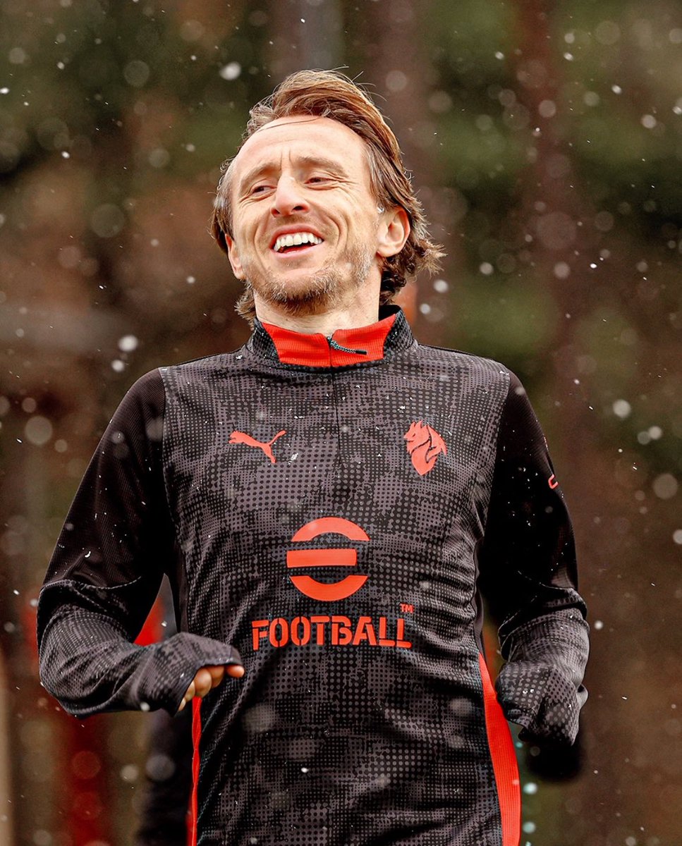 theMilanZone_'s tweet image. Oggi allenamento sotto la neve ❤️🖤