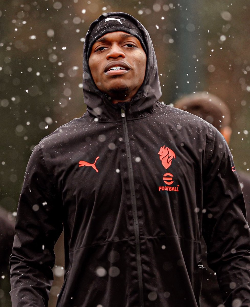 theMilanZone_'s tweet image. Oggi allenamento sotto la neve ❤️🖤