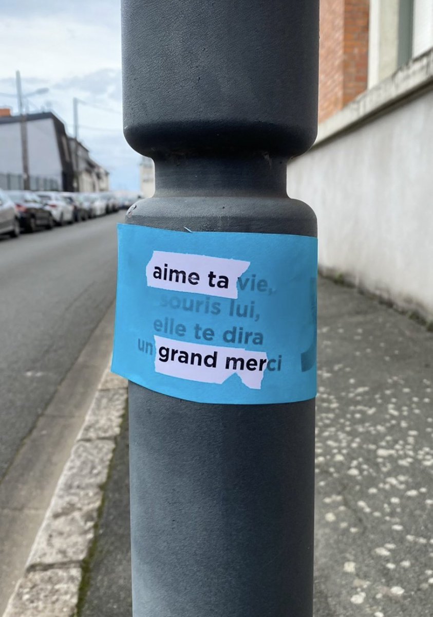 c77fbx's tweet image. Wait, je suis retombée sur un workshop qu’on avait fait dans mon école d’art en première année et juste on était trop fort wow. On devait détourné des citations absurdes existantes du genre « souris à la vie elle te sourira » mais en encore plus absurde. Et c’est trop drôle !