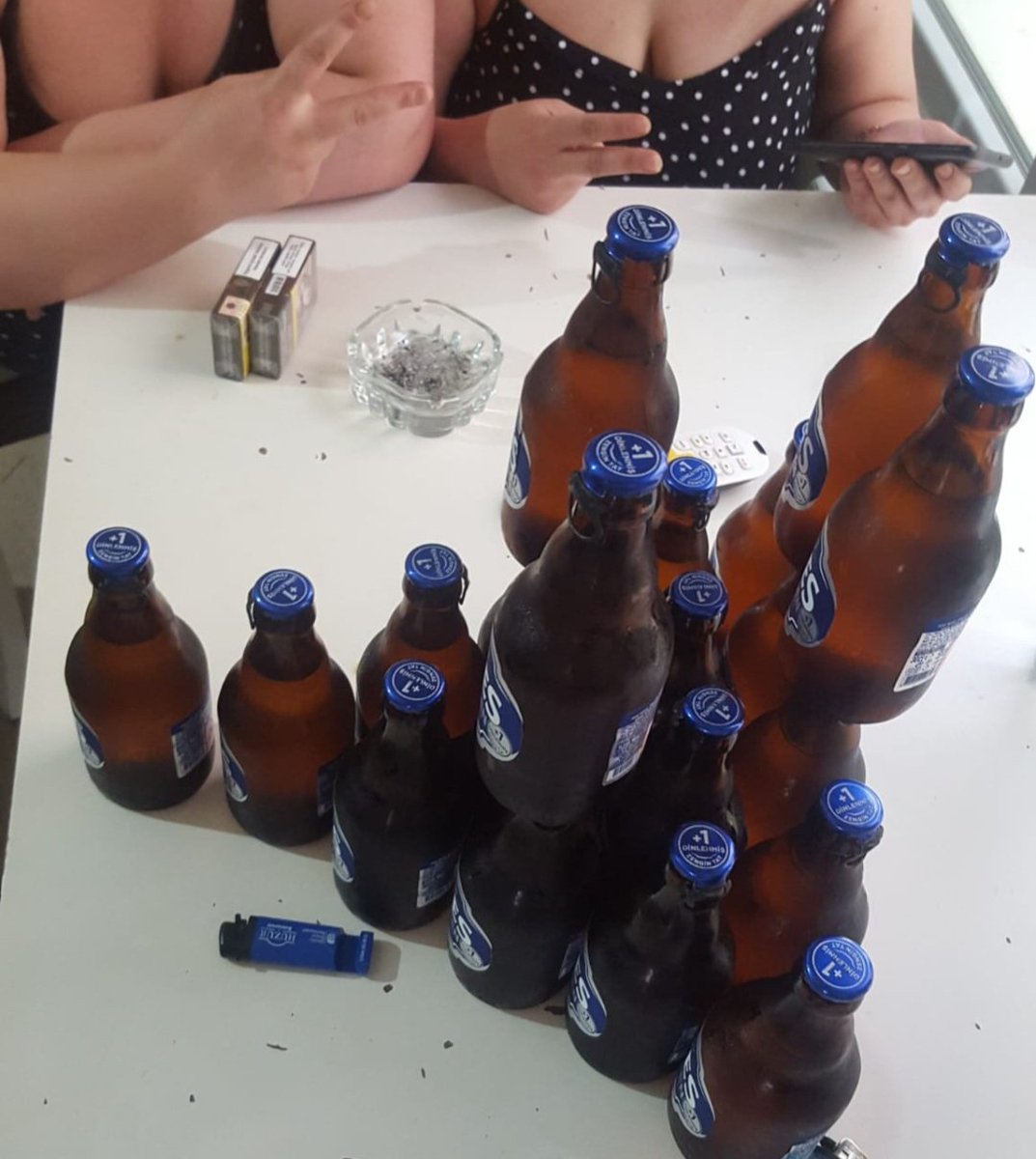 Tek erkek asla olmaz  diyen çiftlerin kadınları kocalarına demiyormu ulan götlek tek kadın oluyor da tek erkek niye olmuyor. Sokarım sana da ortamına da 😀😀 kadınının mutluluğunu düşünmeyen adam bütün kadınlarla yatmak istiyor. Ve siz birşey diyemiyorsunuz üzülüyorum valla