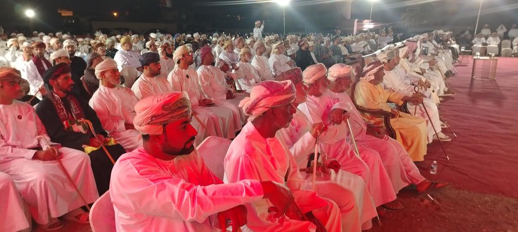 sad01231's tweet photo. #سلطنة_عُمان
#اليوم_الوطني_لسلطنة_عمان
عندما صدح الشعراء بأعذب قصائدهم الوطنية 
بين جنبات وردهات حارة الشناديد بولاية  #عبري برعاية الشيخ حمد بن مطر الدرعي
عادت الروح بحارة الشناديد وهي تسكب عبق دفئها الإجتماعي التي كان يسكنها العديد من أفراد المجتمع بعبري. https://t.co/7CblRMcqBY