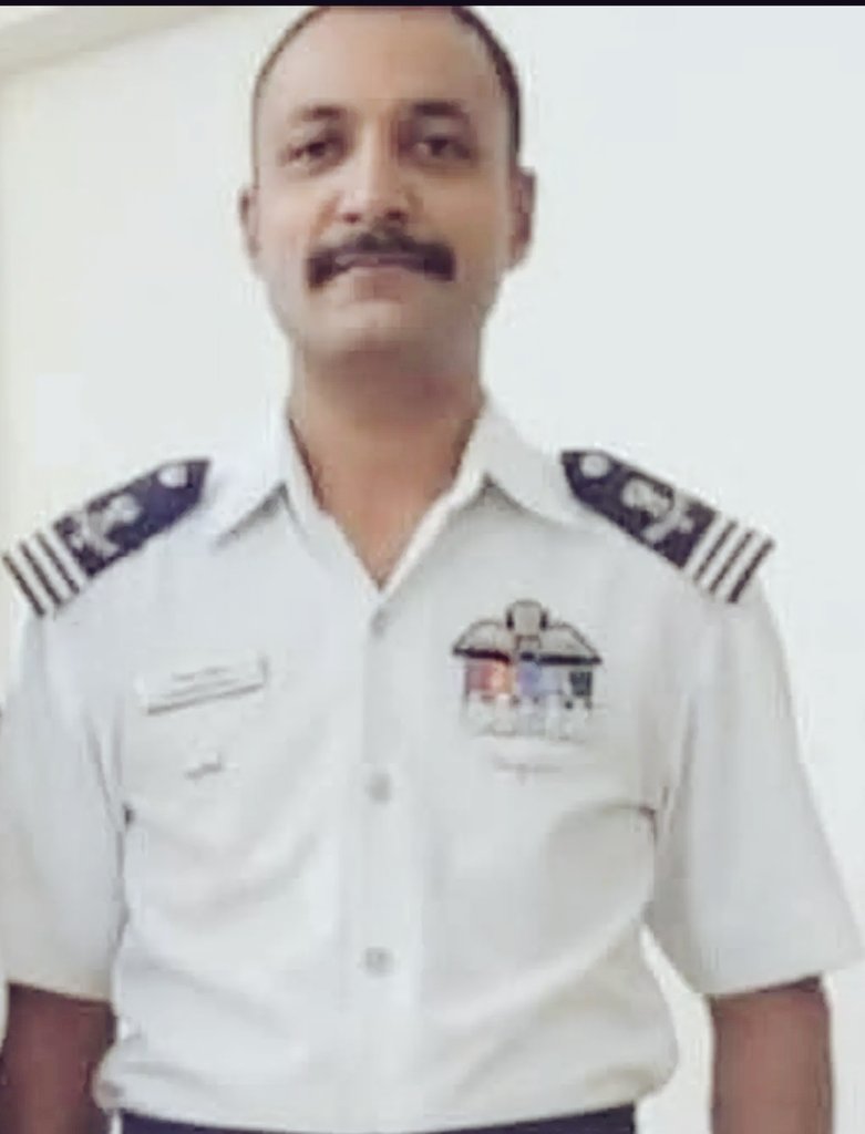 MysticHimachali's tweet image. विंग कमांडर नमन स्याल के दुबई एयर शो में तेजस विमान दुर्घटना में शहीद होने की खबर अत्यंत हृदय विदारक है।
 देश ने एक साहसी और कर्तव्यनिष्ठ पायलट खो दिया है।
शहीद के शोकाकुल परिवार के प्रति मेरी गहरी संवेदनाएं। 
ॐ शांति। #Tejas #HimachalPradesh