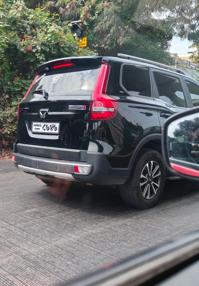 motordave2's tweet image. #Kalyan Nagar, #Bengaluru 🚨⚠️ 
 
Looks like ScorpioN with #Faulty #Mumbai Number plate + #Tinted Windshields…

#HSRP era, Faulty Number plates might be hard to track during any incidents.

@DriveSmart_IN @dabir @RCBengaluru @InfraEye @nachiket1982 @abhi_kulkarni85 @sss3amitg