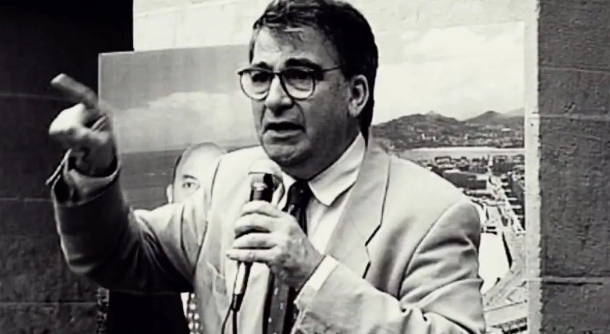 Un ejemplo. Un hombre bueno y honesto. Un valiente. Un hombre de consensos. 
Faltan muchos como él en la política actual. Muchos!