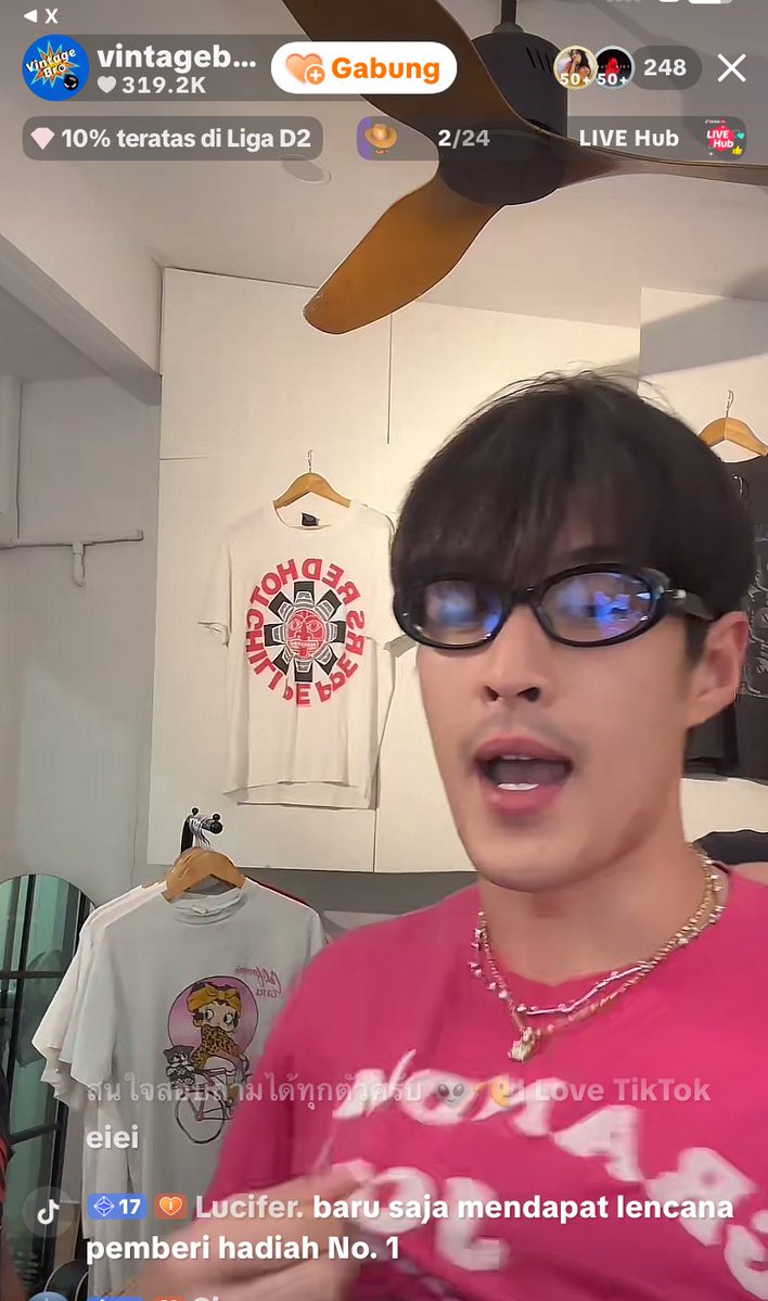 KratingMeenicha's tweet image. SEINGAT GUE TADI LU UDAH OUT DEH KOK MUNCUL LAGI DAN JADI TOP GIFTER LAGI SIH ? 
Istirahattt cha, ntar pulang lanjut cuddle sama abanggg