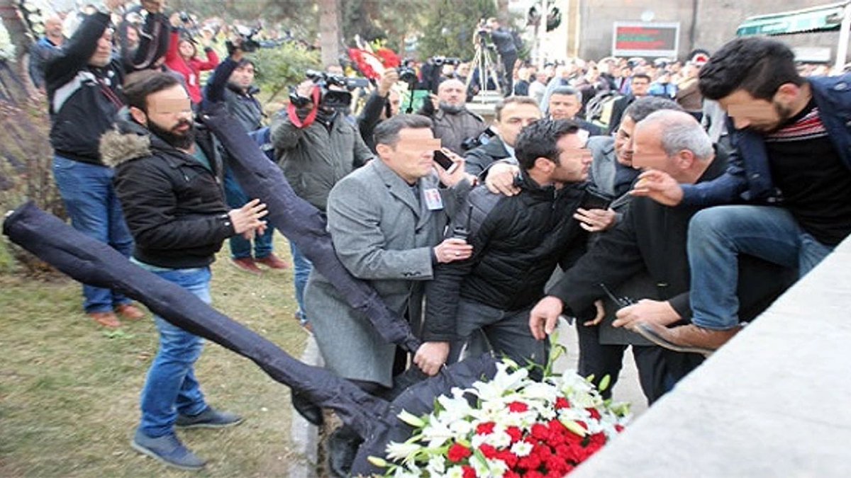 İmralı’ya giderken, şehit cenazelerinde CHP çelengini parçalayarak saldıranları da kayığa almayı unutmayın..