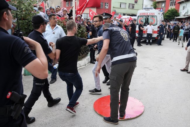 UmitDikbayir's tweet photo. İmralı’ya giderken, şehit cenazelerinde CHP çelengini parçalayarak saldıranları da kayığa almayı unutmayın.. https://t.co/S8GRszYDLE