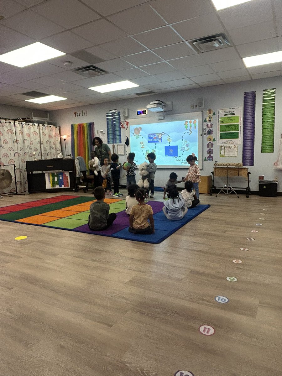 stephanierae426's tweet image. When your child comes home for break you take her to the school she attended to get her observation hours for her education class. So proud she is following in her mom’s footsteps.  #futureeducator #futurechoirdirector #risddreambig  @JessHarbenElem