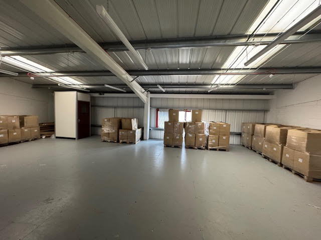 DBKProperty's tweet photo. Deal Done!!  3,760 sq.ft. Light #industrial unit #Let on the popular Corinium Business Centre in #Amersham https://t.co/rmRvwvQELM