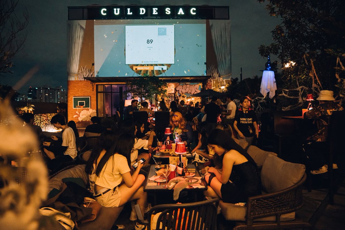 หาเพื่อนนั่งจิบ rooftop bar รับลมหนาวครับ cul de sac ทองหล่อ พรุ่งนี้จ้า 🍷