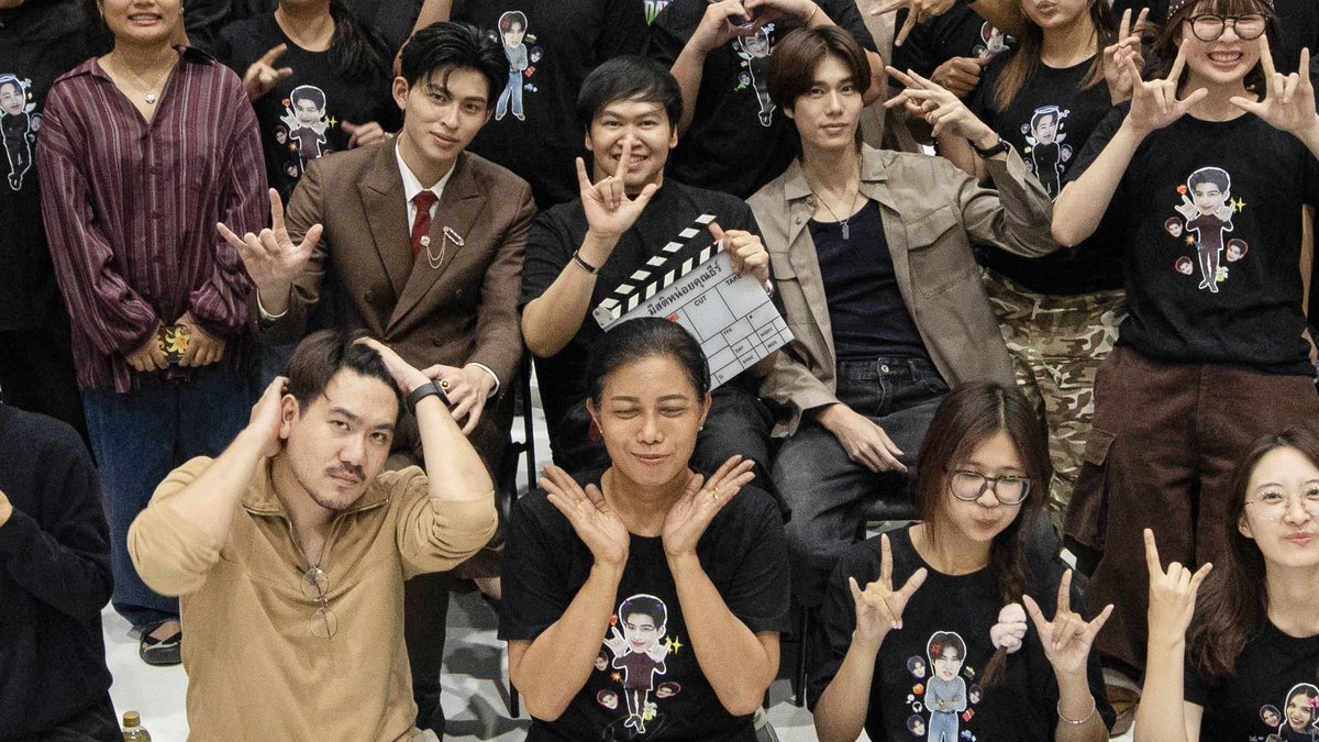 ปิดกล้องแล้วจ้า .. แล้วชอบรูปนี้เพราะมีคนตะโกนมาว่า เอาท่าคุณธีร์ ชั้นตะโกนกลับไปว่า ชูมือ I love you หรอ .. เขาตะโกนกลับมาว่า เอาเบียวๆ 
.
โห เบียวจิง ทำท่าอะไรออกไปวะ 55555555
ขอบคุณทุกๆท่านที่ร่วมหัวจมท้ายกันมาถึงวันนี้ 🥰

 #MeAndTheeSeriesLastQ