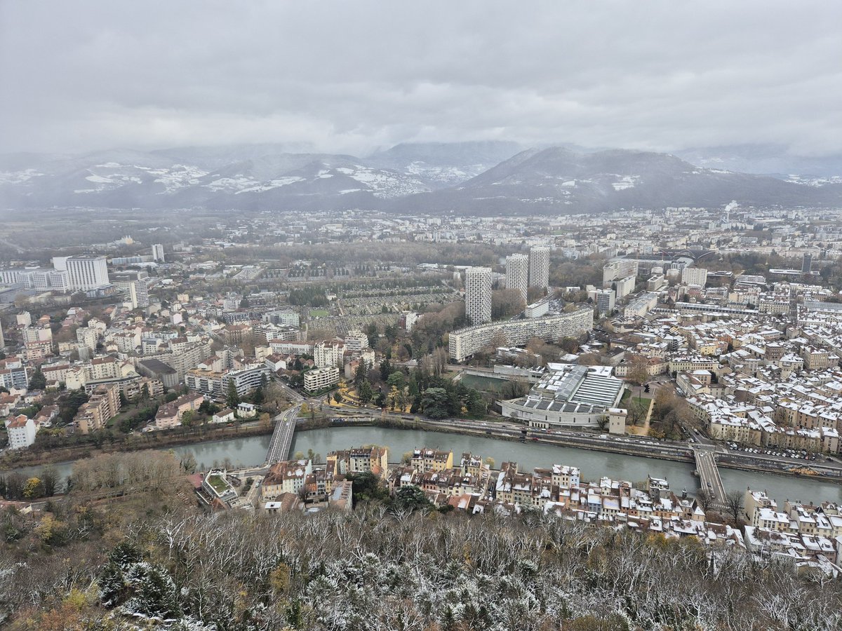 Contraste saisissant depuis la Bastille : à Grenoble, l’ouest apparaît enneigé tandis que l’est reste presque sec… alors que tout se joue sur quelques dizaines de mètres. Un exemple frappant du microclimat grenoblois. 

📷 Toto74 via <a href="/infoclimat/">Asso Infoclimat</a>