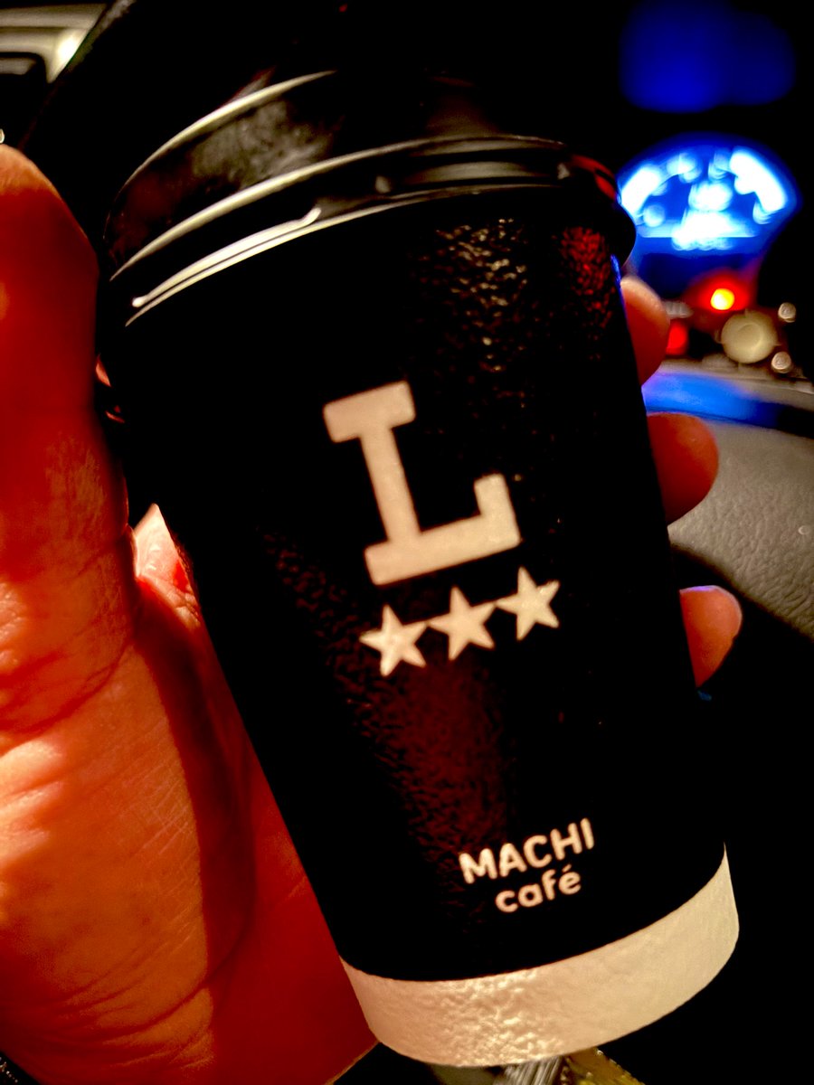namatamanama's tweet photo. ローソンでコーヒー買って飲んでるけど...このロゴを見て『Lサイズと間違える』『紛らわしい』とクレームが出てカップ作り直しになったと聞き首を傾げている 🤔
#なんとかにつける薬は無いと言うやつ https://t.co/DawRdKSvyS