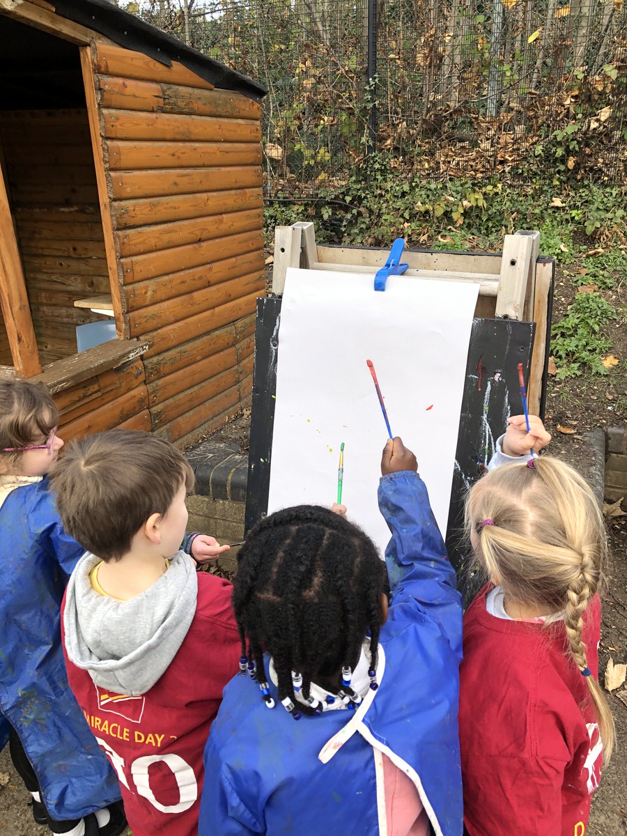 ststephenscps's tweet image. For Art week, #Reception talked about what expressionism meant, looked at primary/secondary colours and used the colour monsters to help us learn about how colours are used to express emotion. They also learnt about Jackson Pollock and created some art work in his style.