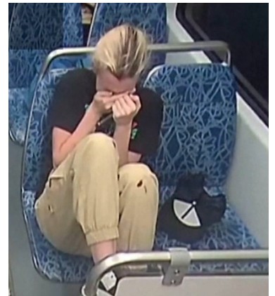 Jetzt werde ich X mal anzünden.

Immer wenn ich als Vater einer Tochter dieses Bild anschaue, umklammert einer eiskalte Faust mein Herz und drückt zu. 

Dieses sinnlose, leise und verzweifelte Sterben. Und ich höre sie flüstern: „ Papa, wo bist du? Mama, wo bist du? Was geschieht