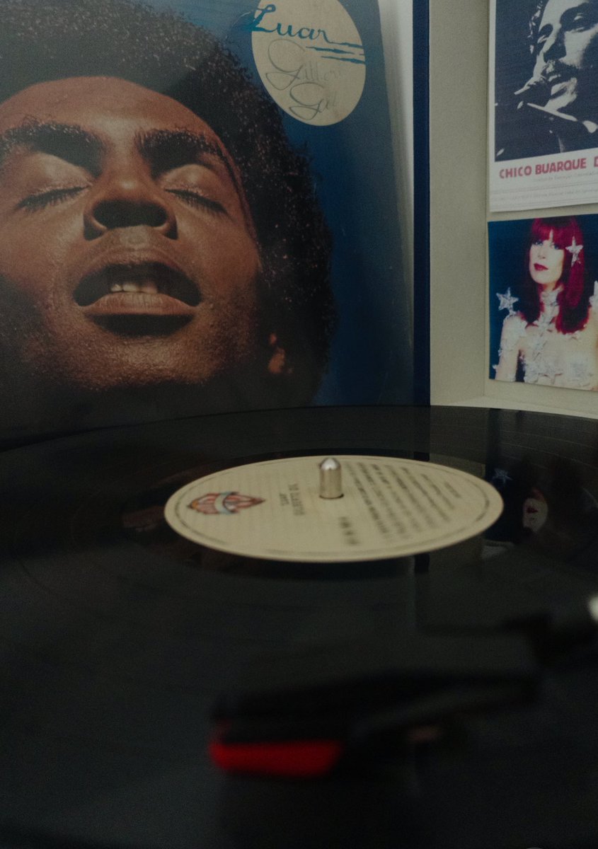 mpbibiaa's tweet image. aquela amiga esquerdista que ouve gilberto gil no vinil