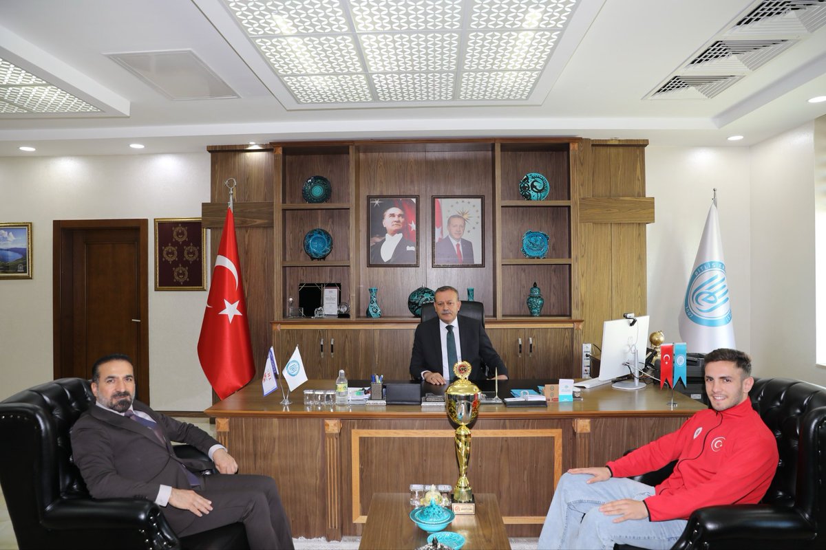 Rektör Elmastaş Şampiyon Sporcuyu Makamında Ağırladı

Bitlis Eren Üniversitesi (BEÜ) Rektörü Prof. Dr. Necmettin Elmastaş, 15 Kasım’da Balıkesir Bandırma’da düzenlenen Veli Sağkol Profesyonel Kick Boks Şampiyonası'nda birincilik elde eden Spor Bilimleri Fakültesi Antrenörlük