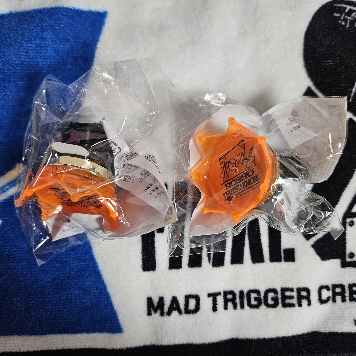 goodsgag's tweet image. #히프마이장터 #히프마이_장터 #힢마장터
신링라 츠츠지모리 로쇼 판매합니다
개당 1.1 (택비 포함 1.3, 두 개 모두 구매 시 하나는 택비 제외, 편택만 가능) 
라이브 때 사용해서 2~3회 사용, 모두 사용 후 재포장해서 하자× 예민하신분×
급전이라 급전 풀리면 내립니다. 옾챗으로 연락 부탁드립니다.