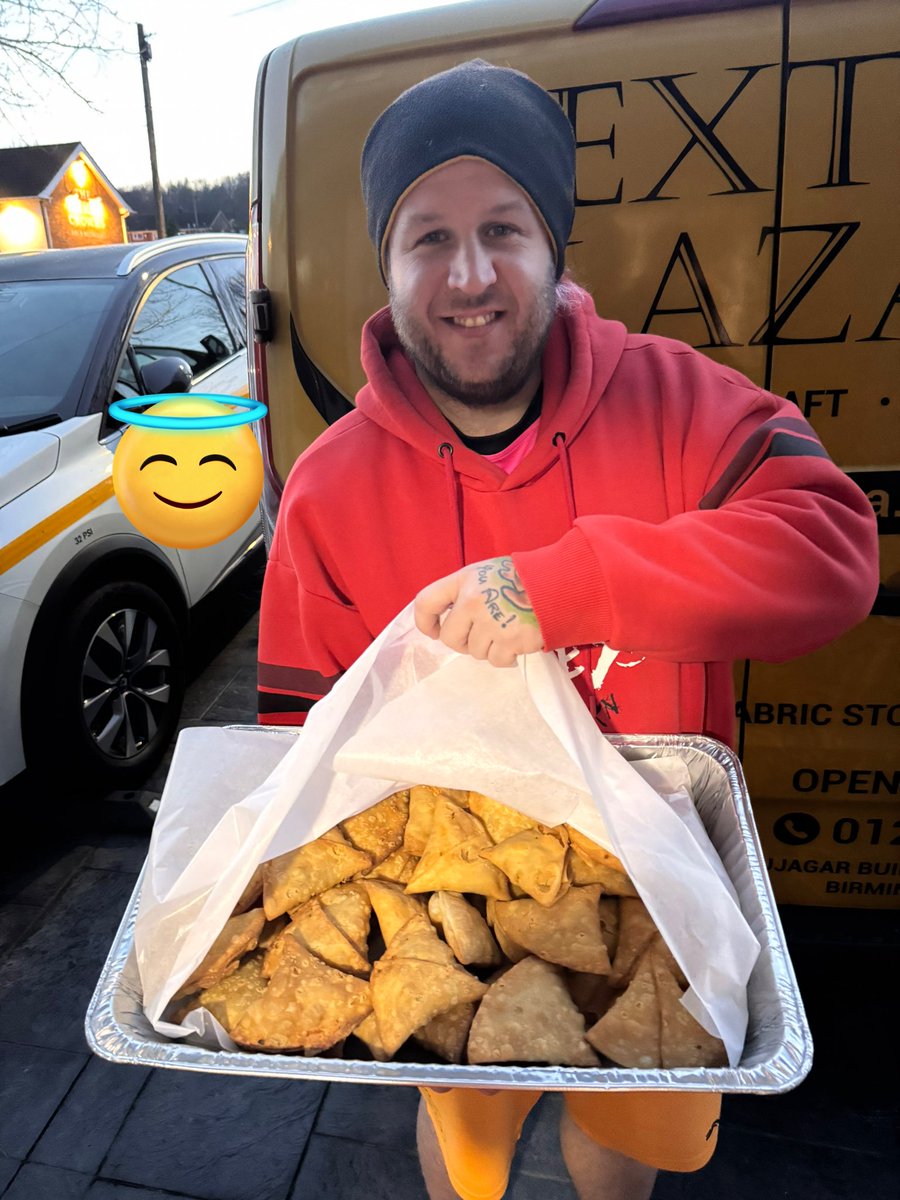 pedalsingh's tweet image. Such a generous soul! Jayse always supports and takes Samosas for his work colleagues with a very generous donation for @DementiaUK ❤️

See you guys tomorrow for #SamosaSaturday and thank you already for the love this week, we’ve added £700 before we’ve even started. 🙏🏾