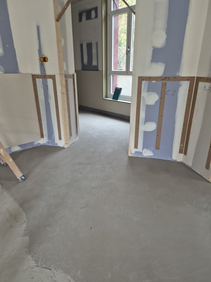 Instalaciones32's tweet photo. Tras verificar que la humedad en solera ha llegado a su % adecuado para instalar #linóleo COLORETTE de #GERFLOR, aplicamos pasta alisadora y preparamos las medias cañas. Iniciamos obra de 400m2 con 2 grandes felpudos. Haurreskola Getxo - Pavimentos con remonte de media caña. https://t.co/3cLmYHyp2l