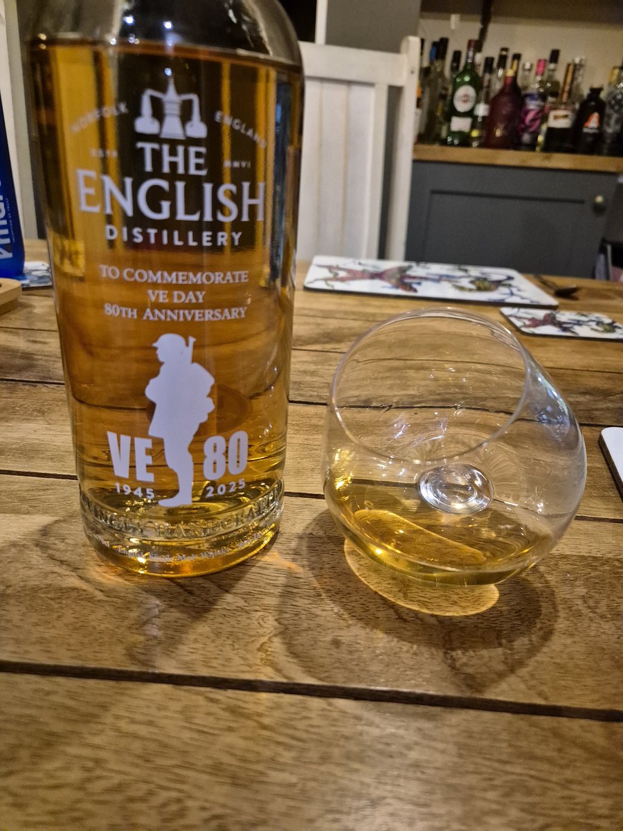 SmartSacks's tweet image. What a whisky to welcome you to the weekend 🇬🇧 Happy Friday everyone! 🥃 @englishwhisky