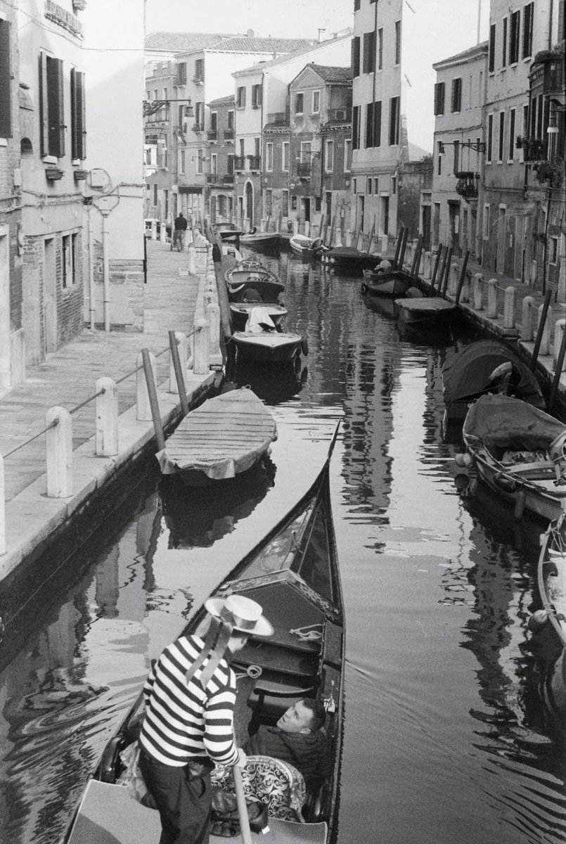 沖洗了兩卷膠卷，非常滿意這張照片的效果。我用的是Praktica MTL 5相機，搭配Helios f/2.0鏡頭，拍出了這種復古又酷炫的底片照片。威尼斯無論彩色或黑白都美得令人窒息。