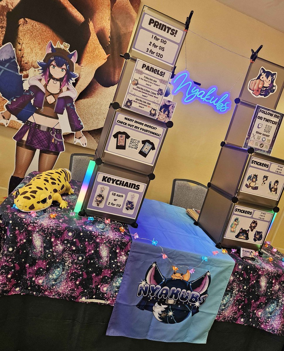 HAIIII EVERYNYAN!~ I'm at Con Nichiwa this weekend! 💕 Come say hi and pick up some AMAZING merch! 🥺 We also have panels I'd love to see you all at! See you guys soon! 💖