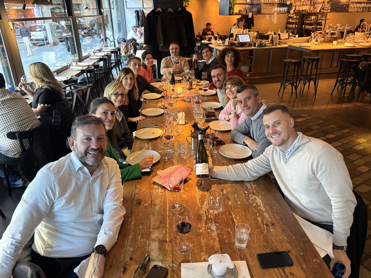 rcoll_wine's tweet image. Fismuler Barcelona 🍽️💫!
.
Comida de equipo, disfrutando de su cocina creativa y adictivaaa…. para algun@s 😜!
.
Los líquidos:
Llopart Leopardi BN 2018
Tomàs Cusiné Pell de Llop 2024
El Hombre Bala 2022
Almirez 2023 
.
#vilaviniteca #uvasfelices #vino #winelover #instawine