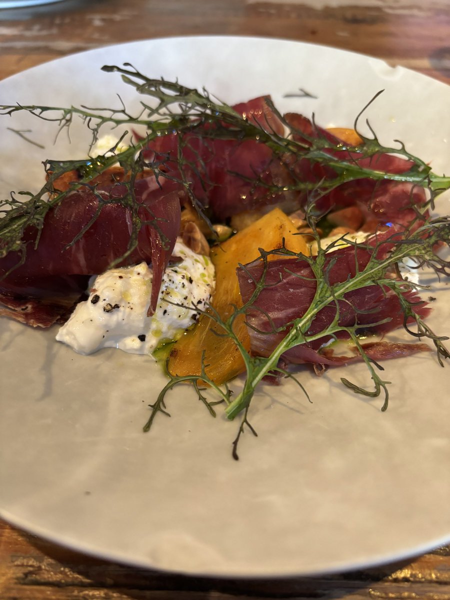 rcoll_wine's tweet image. Fismuler Barcelona 🍽️💫!
.
Comida de equipo, disfrutando de su cocina creativa y adictivaaa…. para algun@s 😜!
.
Los líquidos:
Llopart Leopardi BN 2018
Tomàs Cusiné Pell de Llop 2024
El Hombre Bala 2022
Almirez 2023 
.
#vilaviniteca #uvasfelices #vino #winelover #instawine