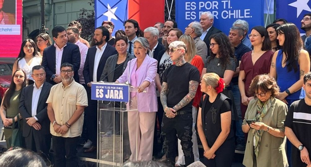 GAMBA_CL's tweet image. Es la peor candidatura de la historia: Jara sumó a su comando al peor ramillete de weones imaginable gamba.cl/2025/11/jara-c…