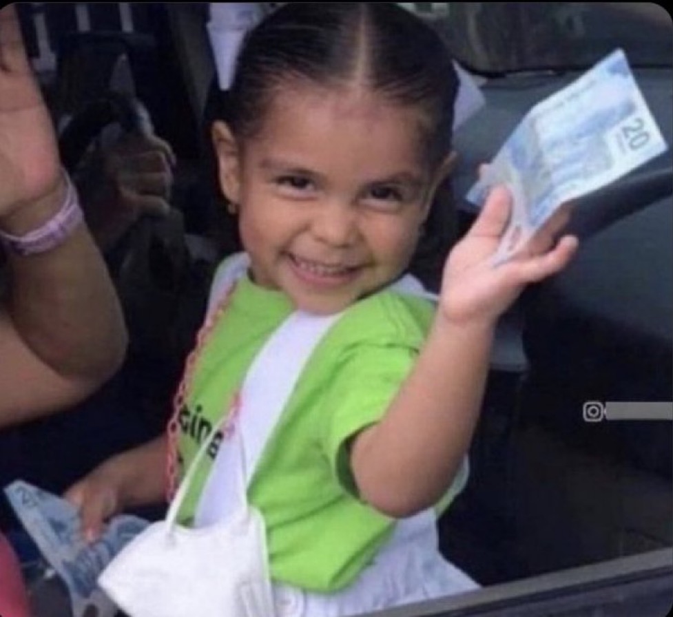 xotasagrada's tweet image. “dinheiro não traz felicidade”  

eu com dinheiro: