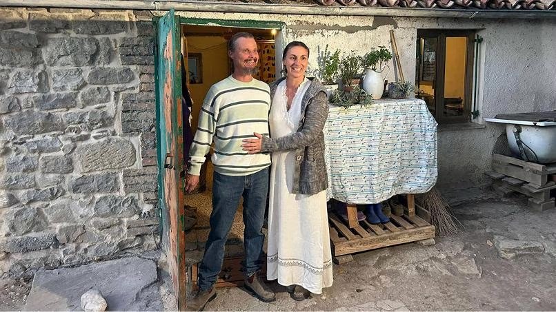 Avevano luce da pannelli solari e acqua da pozzo privato, i ragazzi avevano amici in paese e nelle vicinanze con i quali giocavano.
Se quest' ultimo aspetto è stato quello principale io allora vedo un attacco all'istituto dell'istruzione parentale

#CasaNelBosco