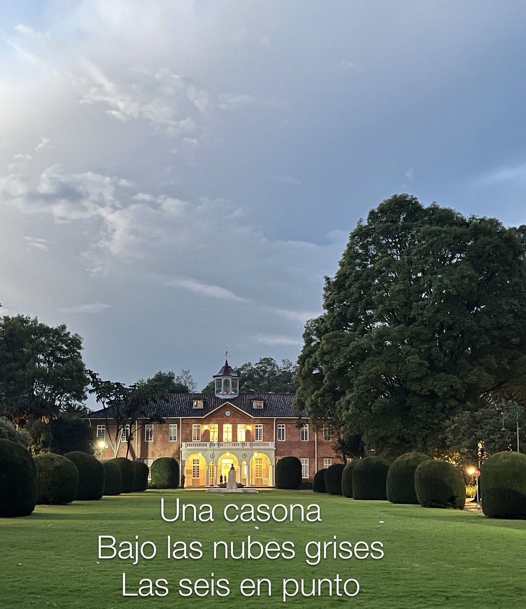 Knowmetry's tweet image. #Haiku #秋の暮れ #haikuchallenge #LiteraturePosts #literatura #poetry #Poesía #Otoño #Autumn #photopoem #Bogotá #GimnasioModerno #Colombia