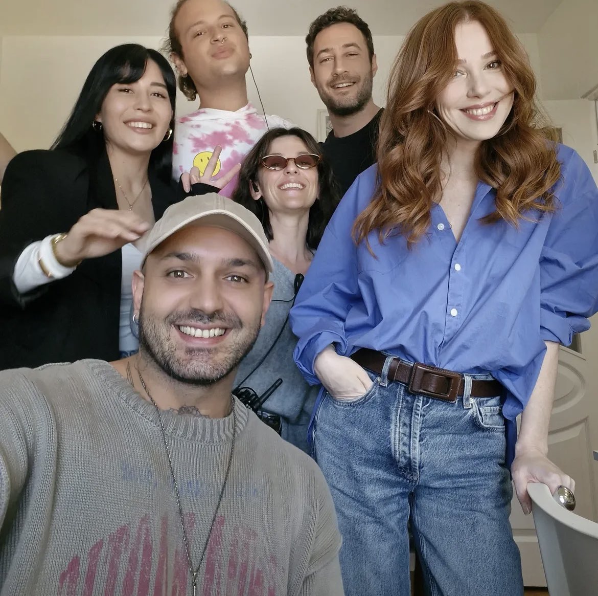 Глазам своим не верю, появилось первое фото со съемок сериала с #ElçinSangu😍🧡 и Ozan Dolunay. Наконец то🙏🌞