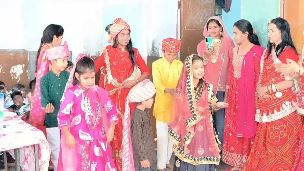 ETVBharatRJ's tweet image. छात्र और स्टाफ सप्ताह में एक दिन स्कूल में पहनकर आएंगे स्थानीय वेशभूषा 
etvbharat.com/hi/state/rajas… 
#schooluniform #dresscode #schoolstaff #localcostumes