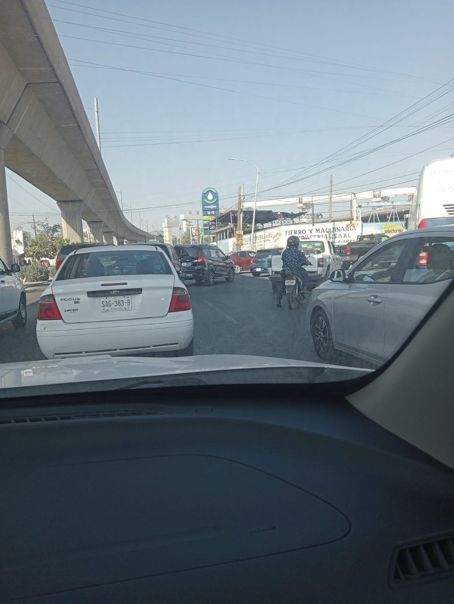 Sigue el des...control y caos en la Y griega, el único elemento de Tránsito está ocupado con el celular en la gasolinera.