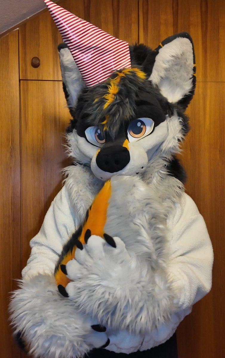 greftclaw's tweet photo. turned 23 today 🥺

#FursuitFriday https://t.co/pzHgZIjuZ1