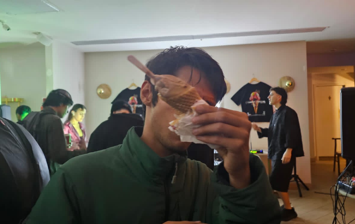 0x_NFT's tweet image. Deleite para el paladar con un heladito y para los oidos con buena musica! 🍦🎛️

TYSM @0xgonzalo_ por la gorra 🔥 

Arte de la gorrita by @grotezca_ 🖌️🫟