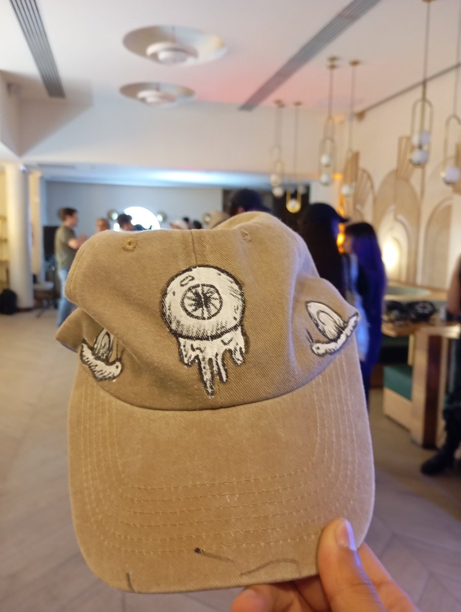 0x_NFT's tweet image. Deleite para el paladar con un heladito y para los oidos con buena musica! 🍦🎛️

TYSM @0xgonzalo_ por la gorra 🔥 

Arte de la gorrita by @grotezca_ 🖌️🫟