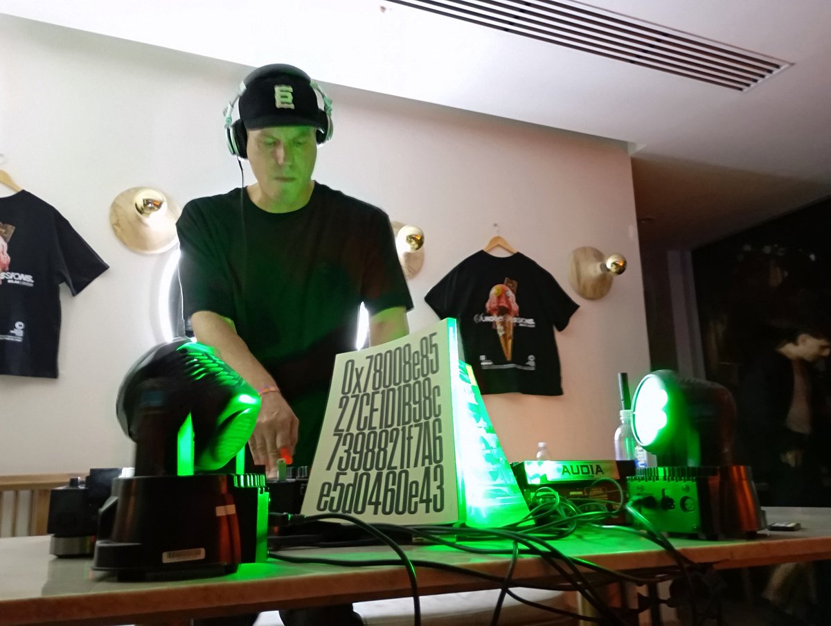 0x_NFT's tweet image. Deleite para el paladar con un heladito y para los oidos con buena musica! 🍦🎛️

TYSM @0xgonzalo_ por la gorra 🔥 

Arte de la gorrita by @grotezca_ 🖌️🫟