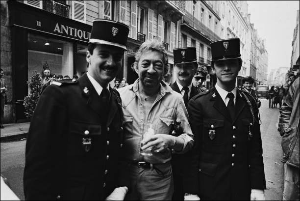 Magnifique.
Serge Gainsbourg et ses copains les flics, 1985.