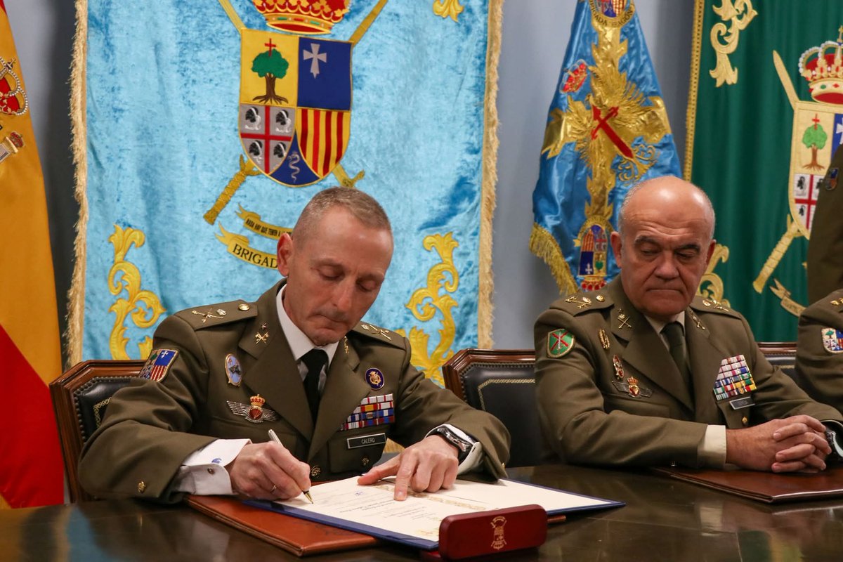 FUTER_ET's tweet photo. El General Calero toma el mando de la #BrigadaAragón en una emotiva ceremonia presidida por GEDIVCAS, en la base San Jorge, reafirmando el compromiso de la unidad con sus misiones y la cadena de mando.
#SomostuEjército. https://t.co/WVgtGETcGU