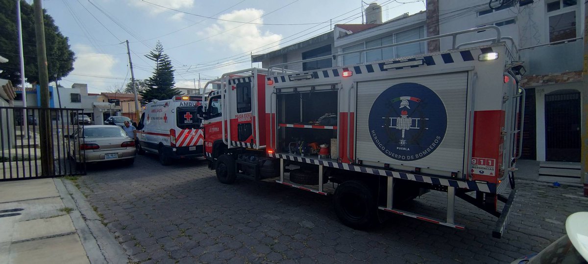 NP_ideaa's tweet image. #Voluntarios 🚑 Un estallido por gas movilizó a cuerpos de rescate en Lomas del Mármol. Dos perritos resultaron con quemaduras y fueron llevados por URSVA-004 a atención médica veterinaria 🐶❤️. Bomberos del Estado se encargaron de asegurar la zona y paramédicos de Cruz Roja…